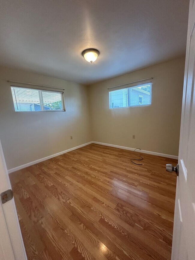 Building Photo - Cozy and Cute 1 Bedroom on Broadway!