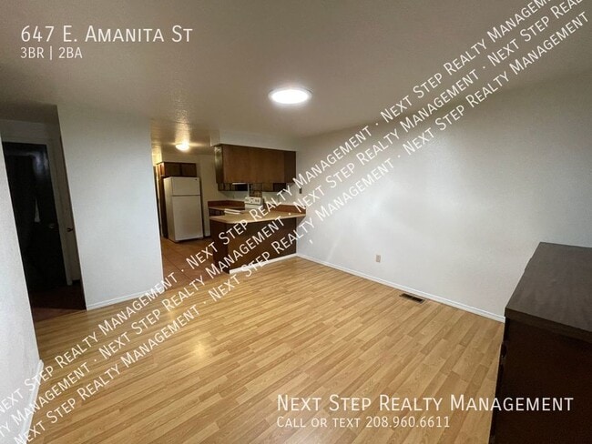 Building Photo - 647 E Amanita St