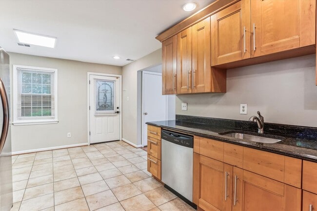 Building Photo - Lovely 2br/1bth ground level condo, close ...