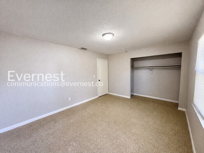 Building Photo - 3062 St Paul Dr