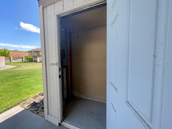 Building Photo - 1634 Cherry Ln