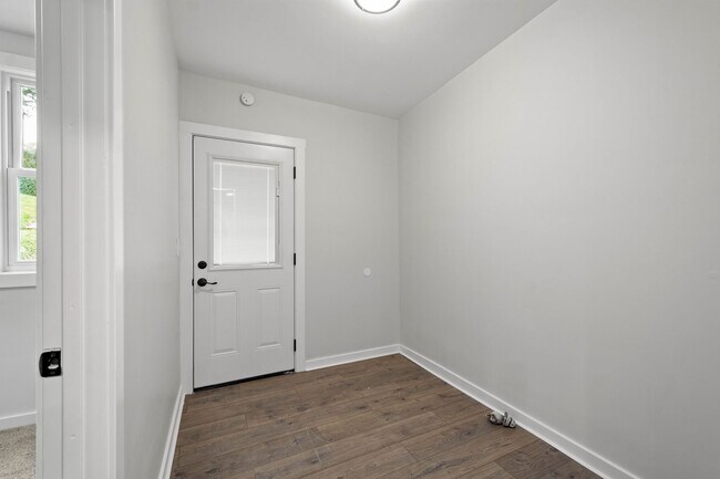 Building Photo - Gorgeous 4 bedroom home in Carrick available May 1!