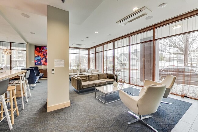 Building Photo - 1 Bed + 1 FB / Luxury Living in the heart ...