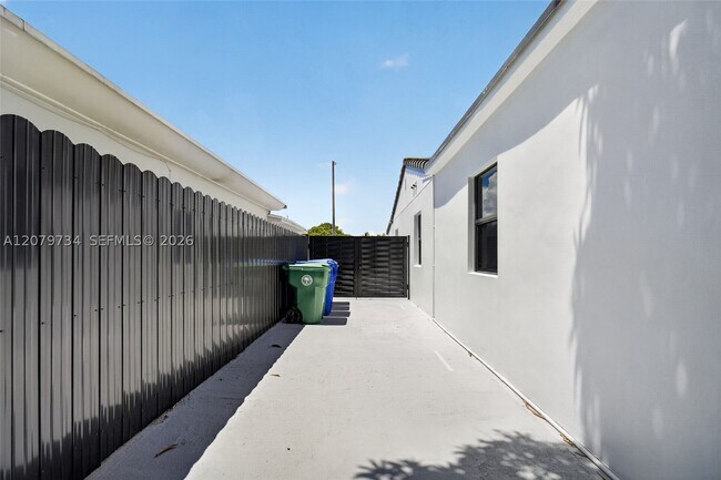 Building Photo - 1011 NW 30th Pl