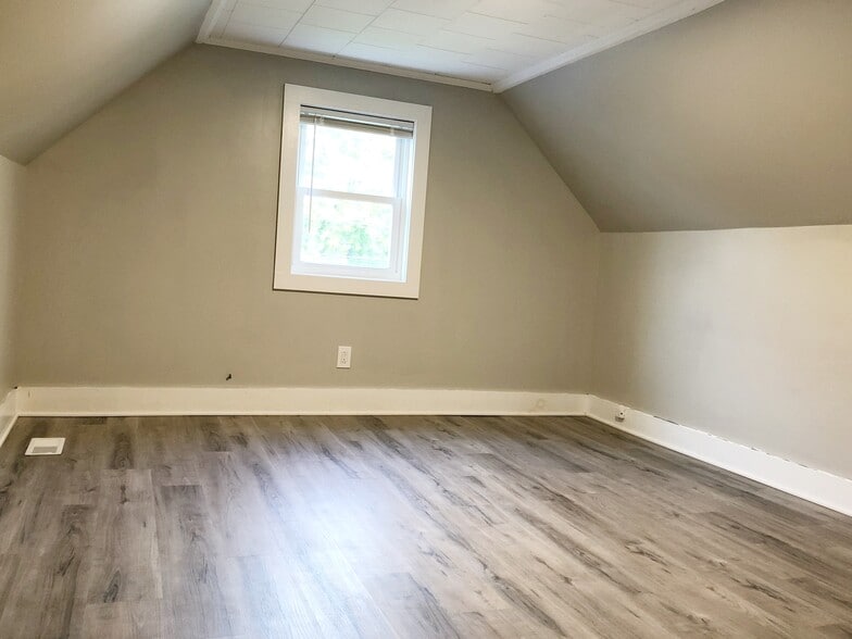 Bedroom 1 (Upstairs) - 102 Fruit St