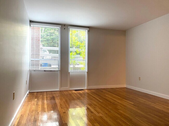 Building Photo - 160 Fairfield Woods Rd