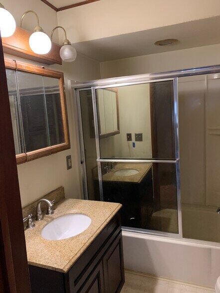 Building Photo - 816 Green Ridge St