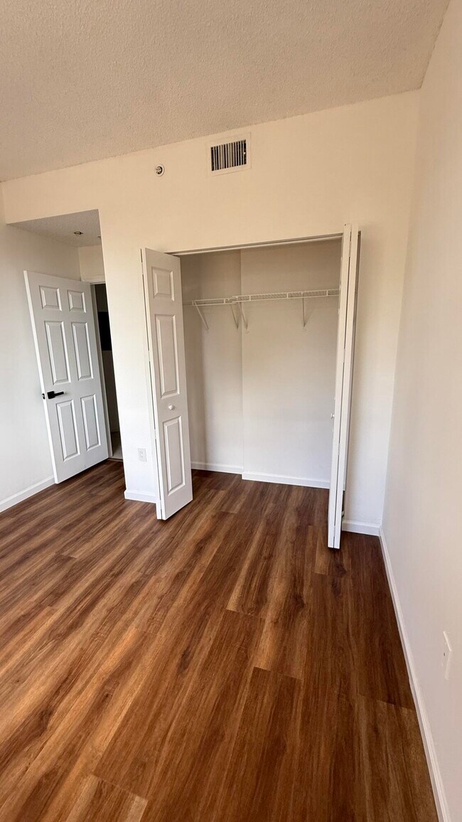 Building Photo - 2080 Greenview Shores Blvd