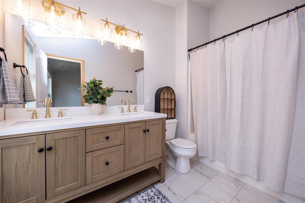 Master Bathroom - 928 NE Kamies Ln