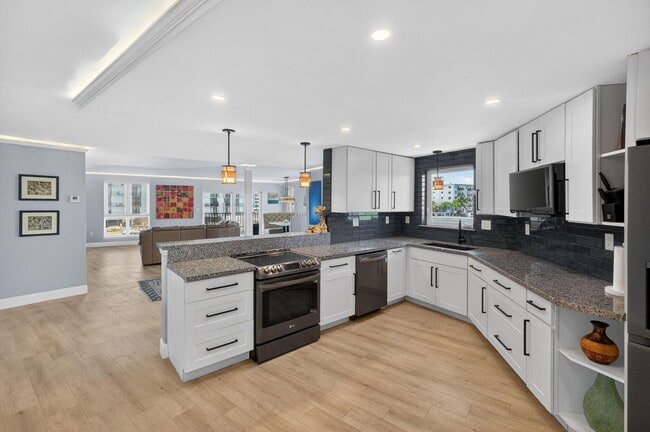 Building Photo - 8125 Crespi Blvd