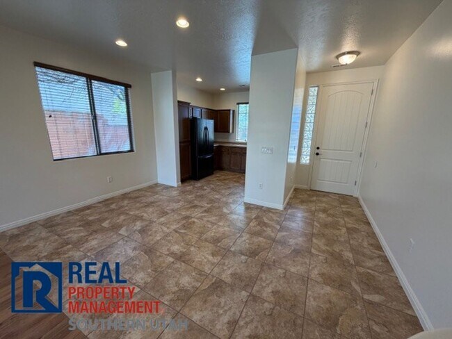 Building Photo - Beautiful Coral Canyon Home