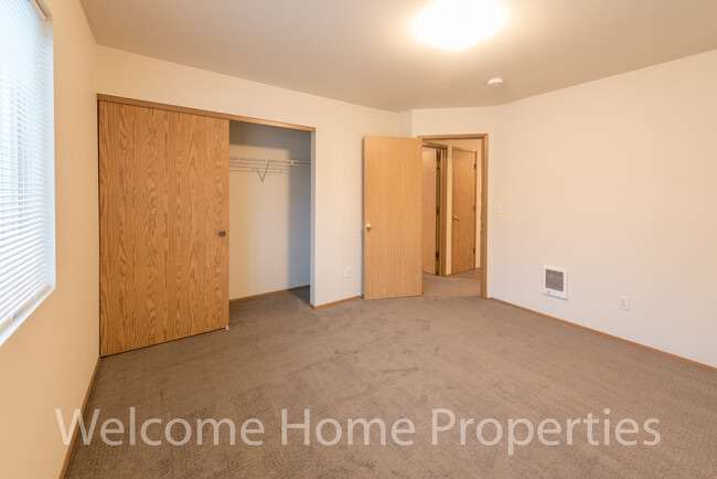 Building Photo - Great 2 bedroom apartment with all-new carpet