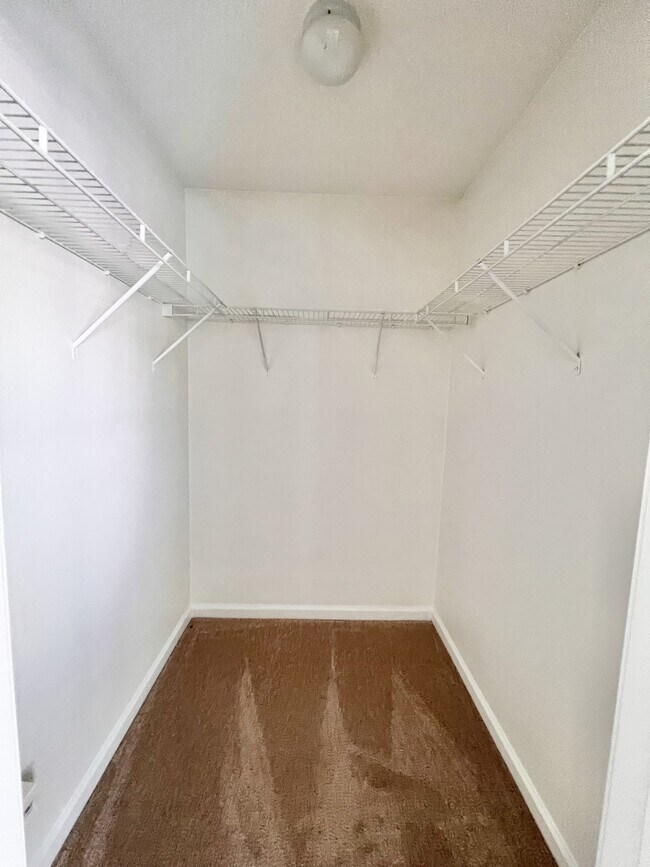 Building Photo - 302 Cherry Way