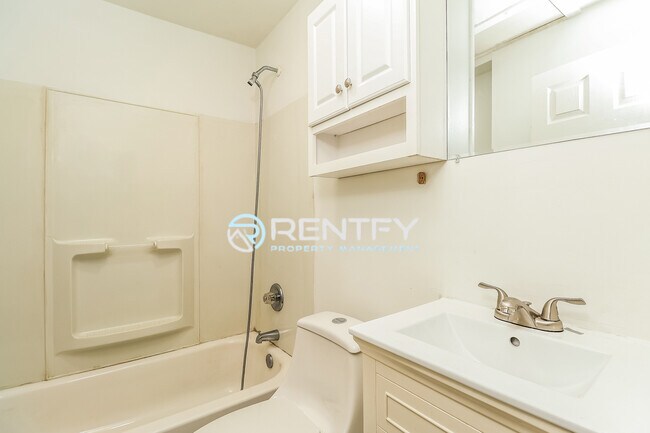 Building Photo - 303 E Ingle St