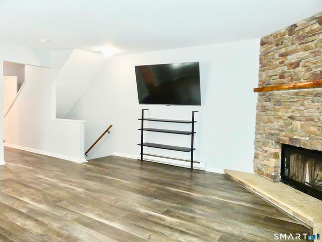 Building Photo - 8 Oakwood Ave