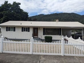 Building Photo - Beautiful 3 bedroom Orofino House