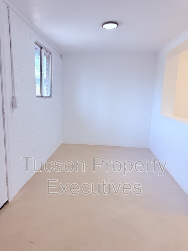 Building Photo - 814 N Alvernon Way
