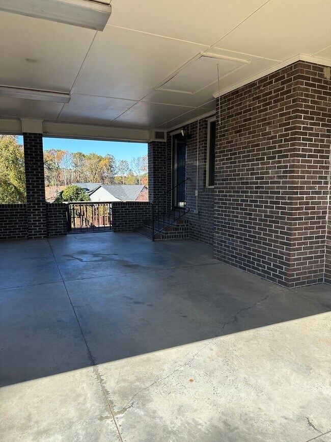 Building Photo - HOME AVALIABLE FOR RENT ON 2 ACRES! **RENT SPECIAL, $500 OFF FIRST FULL MONTH RENT**