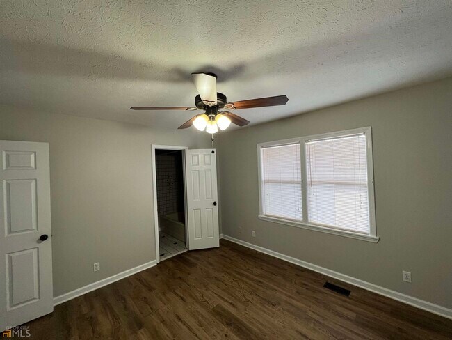 Building Photo - 2032 Robin Cir