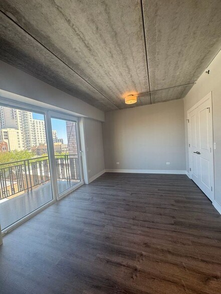 Building Photo - 952 W Carmen Ave
