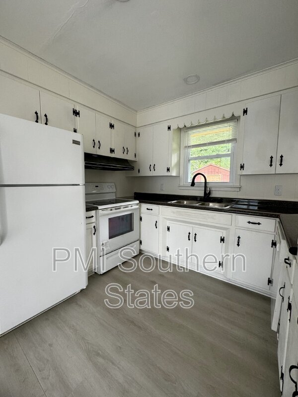 Building Photo - 205 Ellington Dr