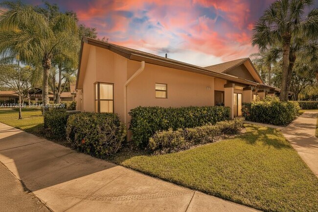 Building Photo - 2616 Carambola Cir N