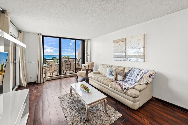 Building Photo - 2555 Collins Ave