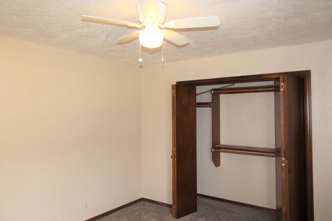 Building Photo - 223-225 Skylark Ct