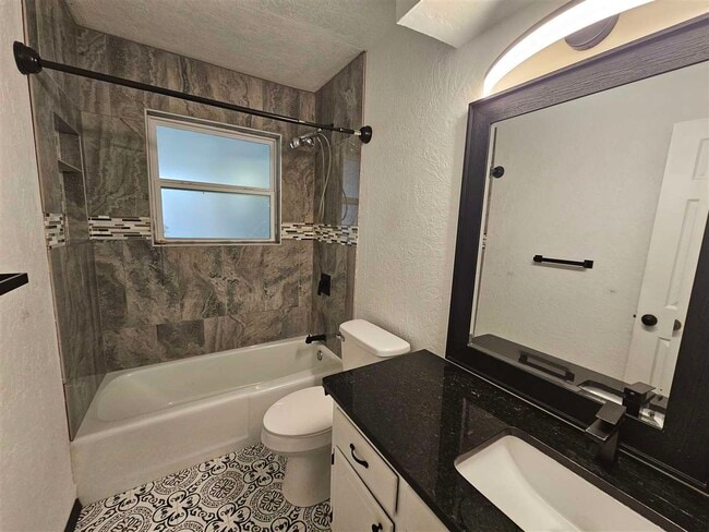 Building Photo - 5418 NW Cottonwood Dr