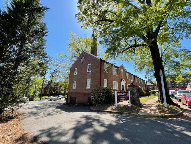 Entrance to middle parking lot (2861 Thornhill Road) - 2851 Thornhill Rd