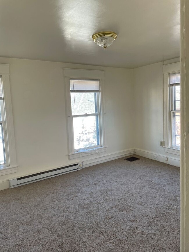 Building Photo - 650 N Mulberry St