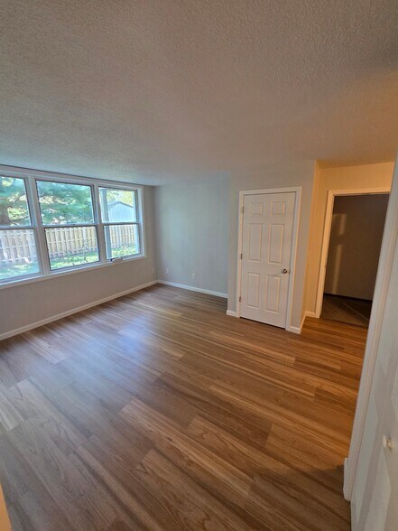 Building Photo - 1349 Main St