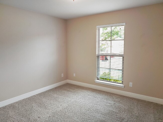 Building Photo - Clean and spacious home!