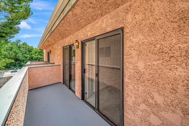 Building Photo - 4424 Coldwater Canyon Ave