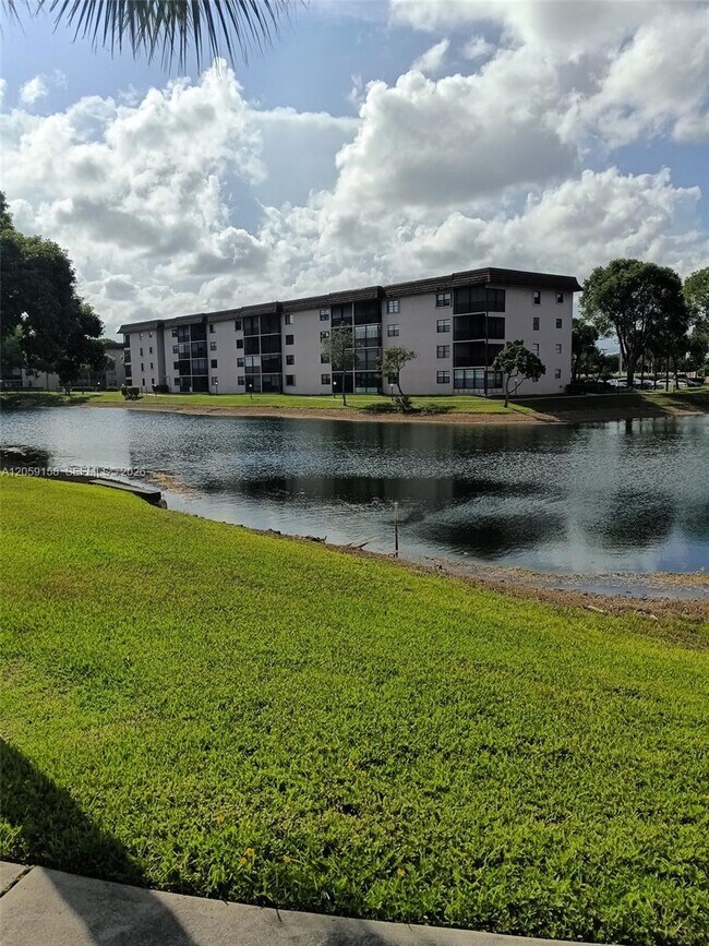 Building Photo - 6090 N Sabal Palm Blvd