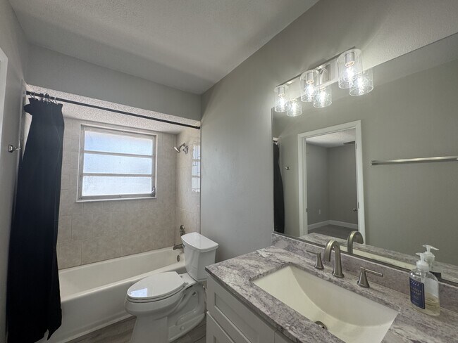 Building Photo - 302 Parkside Dr