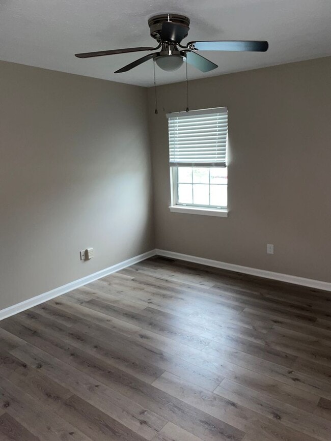 Building Photo - 2 bedroom 1.5 bath townhome
