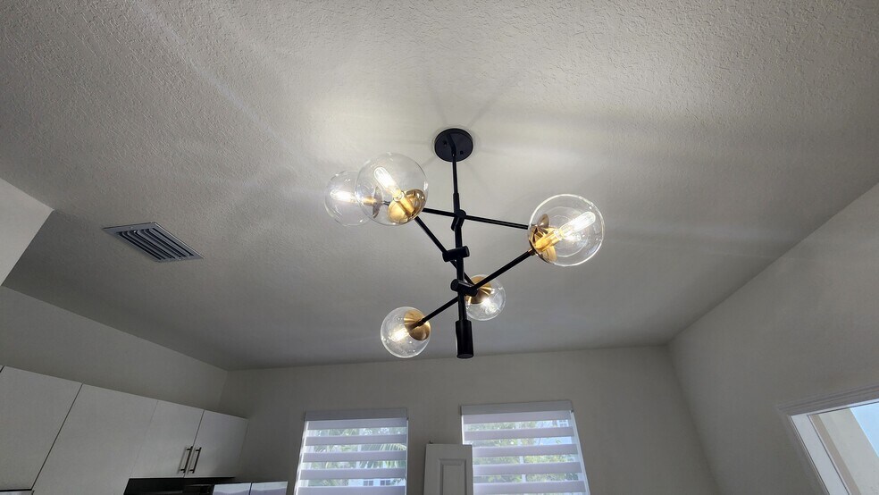 Building Photo - 2991 SE 23rd Ave