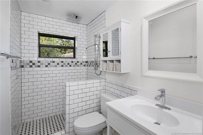 Building Photo - 2225 SW Creekside Dr