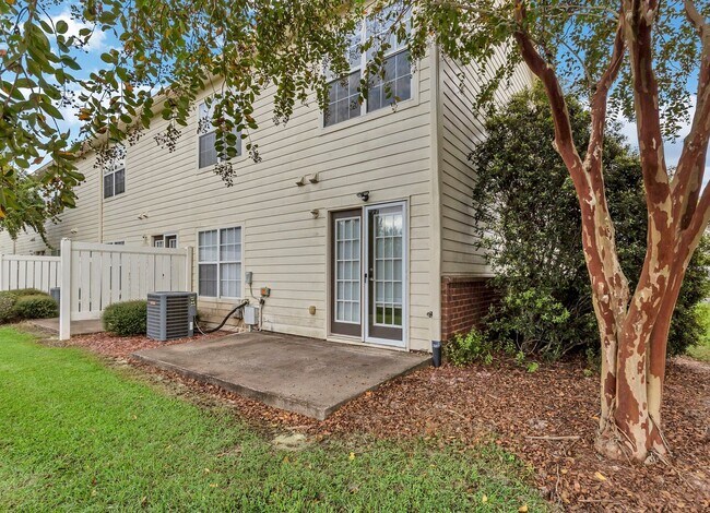 Building Photo - 3/2.5 Crestview Townhome with Community Po...