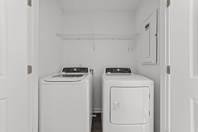 Building Photo - 825 Basswood Gln Trl