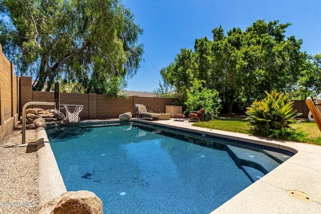 Building Photo - 10573 E Sheena Dr