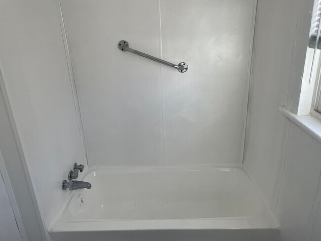 Building Photo - 3 br 1 bath house for rent