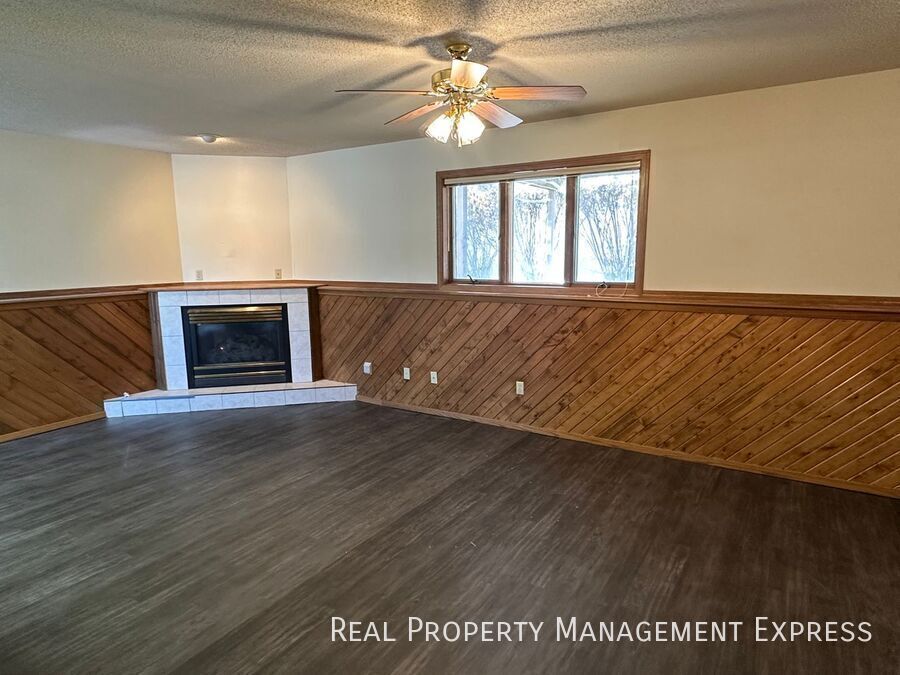 Building Photo - Stunning 4 Bedroom 2.5 Bath Home in South East Sioux Falls