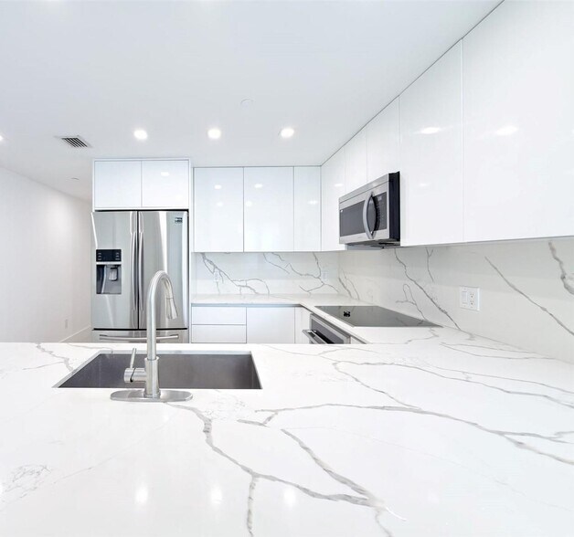 Building Photo - 1300 Brickell Bay Dr