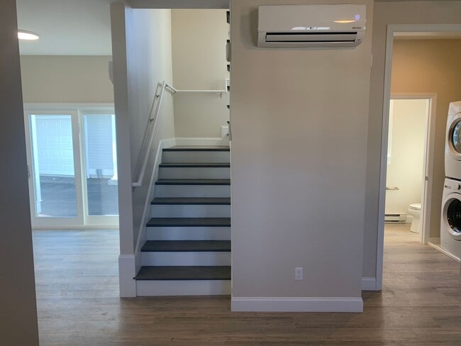 Building Photo - 129 Kenoza Ave