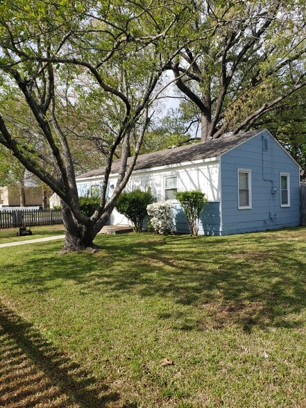 Primary Photo - 8104 Wickham Ave