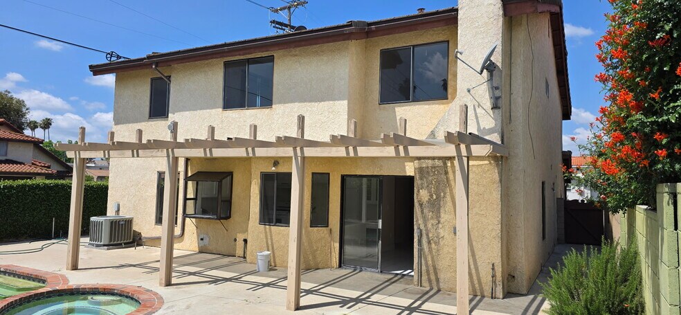 Building Photo - 7700 Oso Ave