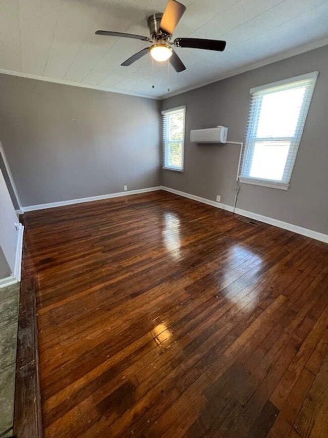 Building Photo - 2 Bedroom, 1 Bath Home