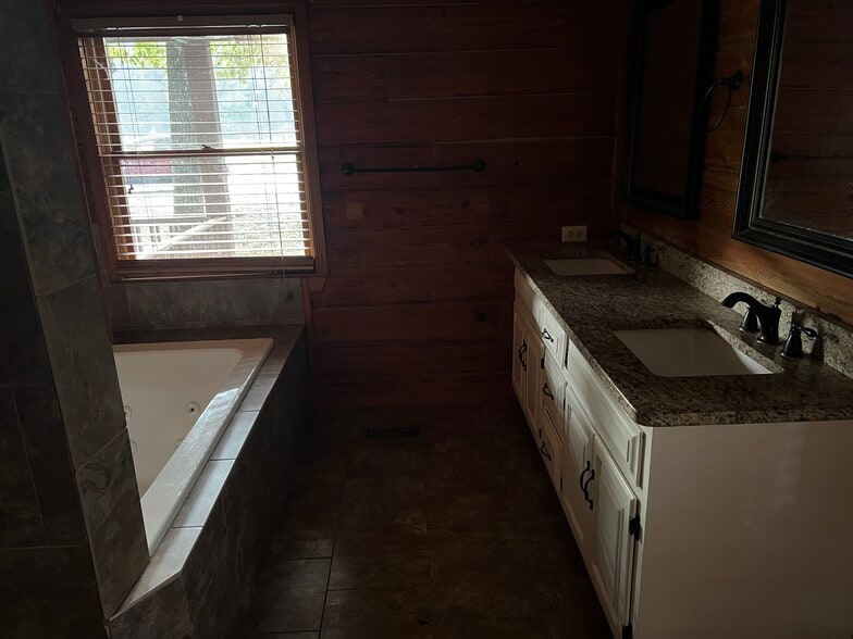 MASTER BATH - 160 S Lake Dr